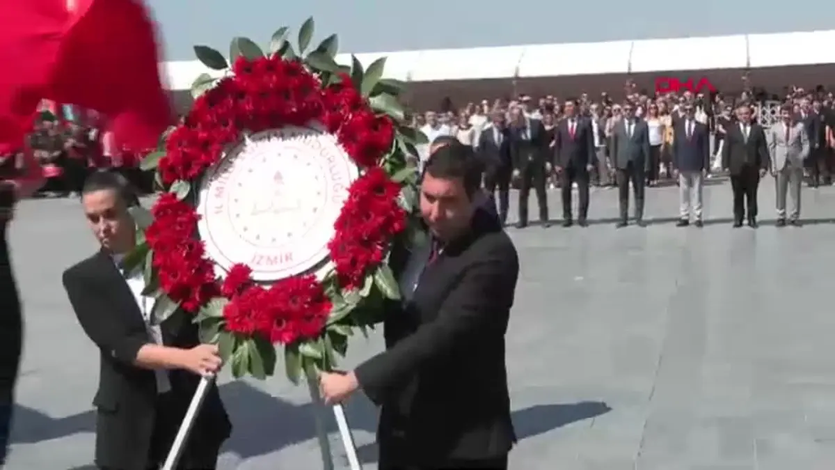İzmir’de İlköğretim Haftası kutlamaları çelenk töreniyle başladı