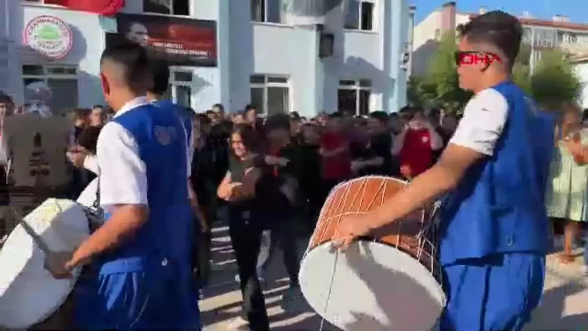 Kırkpınar Ağası Alper Yazoğlu Ortaokulu öğrencileri davul ve zurna eşliğinde dersbaşı yaptı