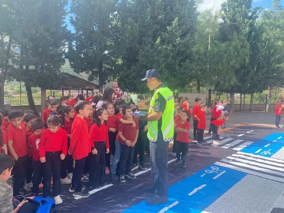 Artvin’de Öğrencilere Trafik Eğitimi