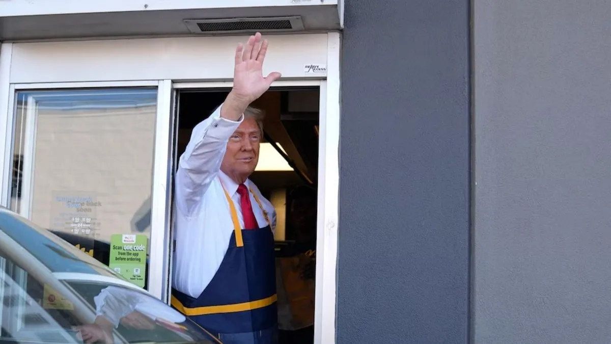 Trump’tan rakibi Harris’e gönderme: Fast food restoranında patates kızarttı