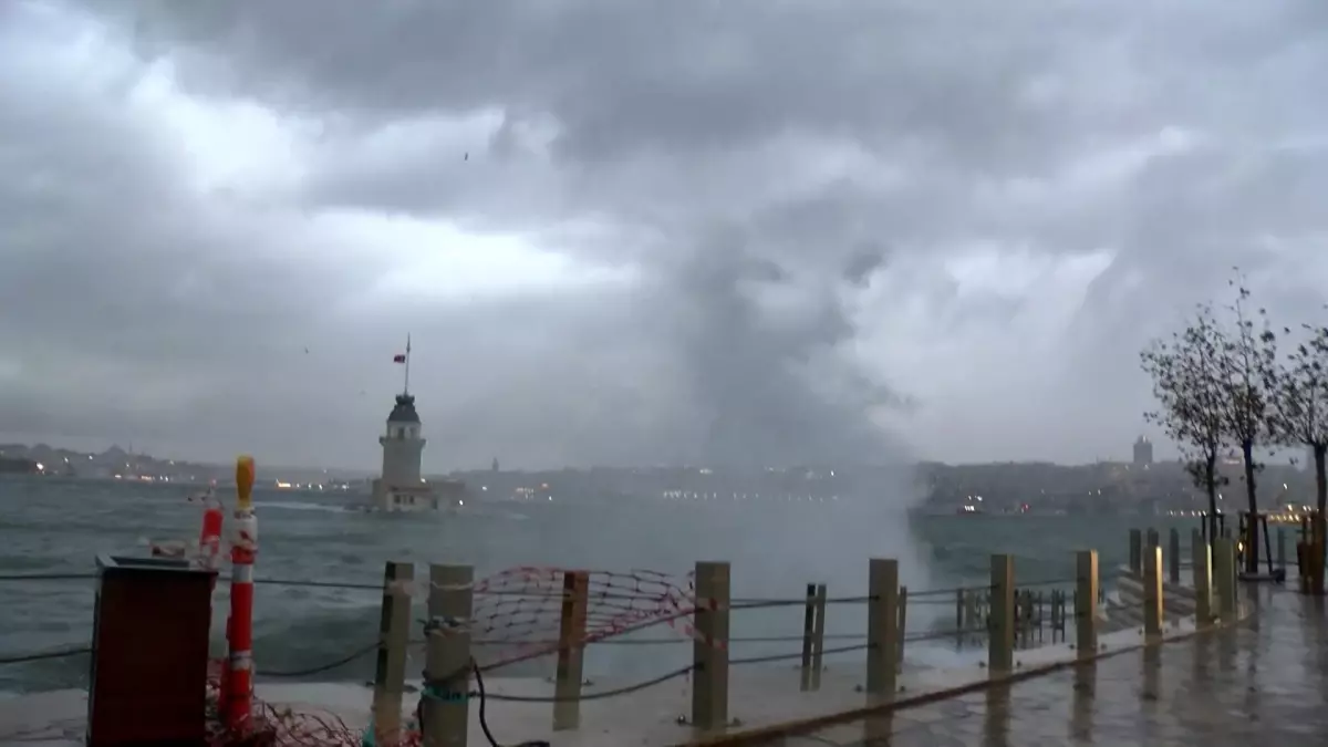 İstanbul’da Şiddetli Lodos ve Sağanak Yağış Tenha Sokakları Vurdu